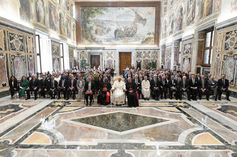 Papa Francisc îi primește într-o audiență privată pe participanții la Reuniunea patronată de Academiile Pontificale de Științe, la Vatican.
