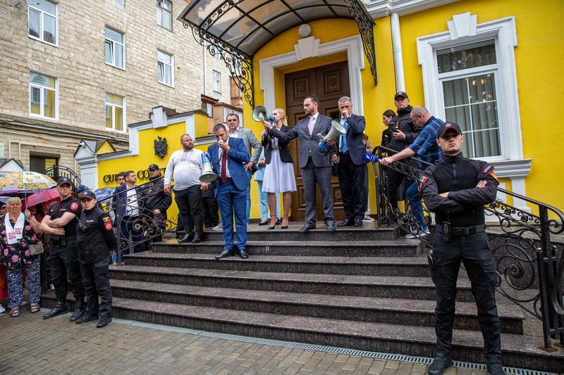 Marina Tauber, deputată a Partidului „Șor”, se adresează susținătorilor adunați în fața Curții Constituționale a Republicii Moldova, după ce formațiunea a fost scoasă în afara legii, la Chișinău, pe 19 iunie 2023 / Fotografie ilustrativă.