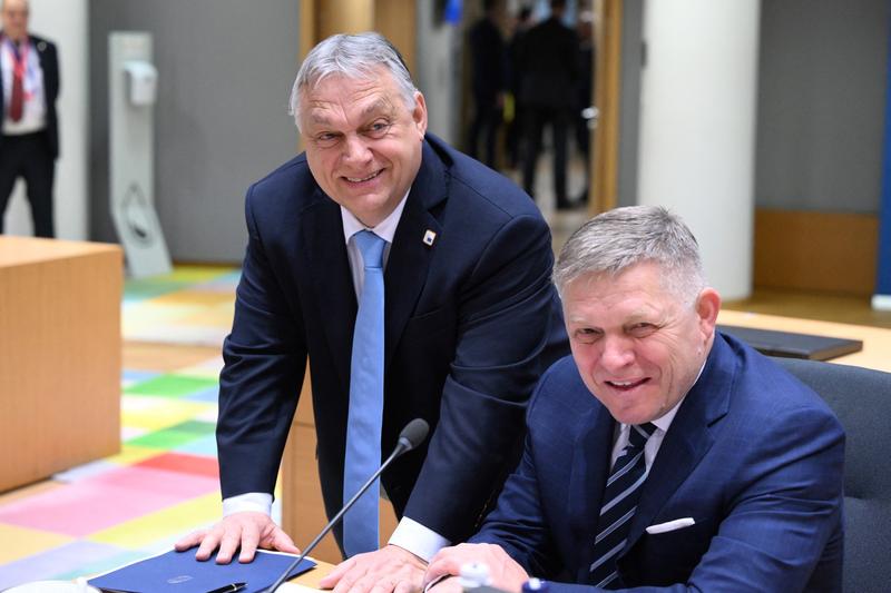 Viktor Orban, alături de premierul Slovaciei, Robert Fico, la summitul Consiliului European, la Bruxelles, pe 22 martie 2024.