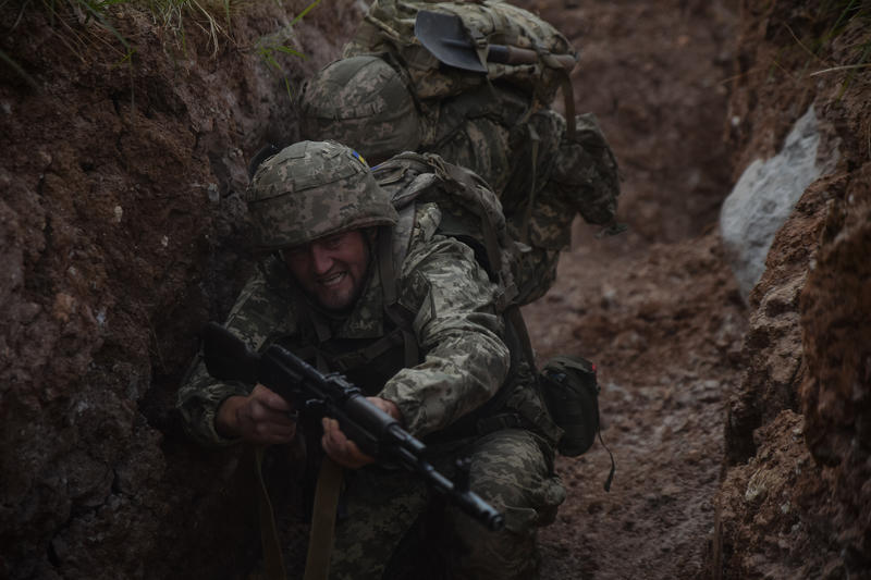 Soldați ucraineni la antrenamente de luptă în tranșee, regiunea Donețk