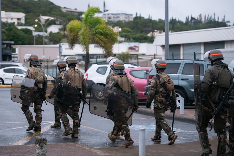 Soldați francezi care asigură securitatea aeroportului din Noumea