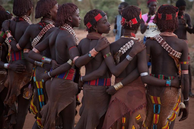 Grup de femei din regiunea Omo, Etiopia