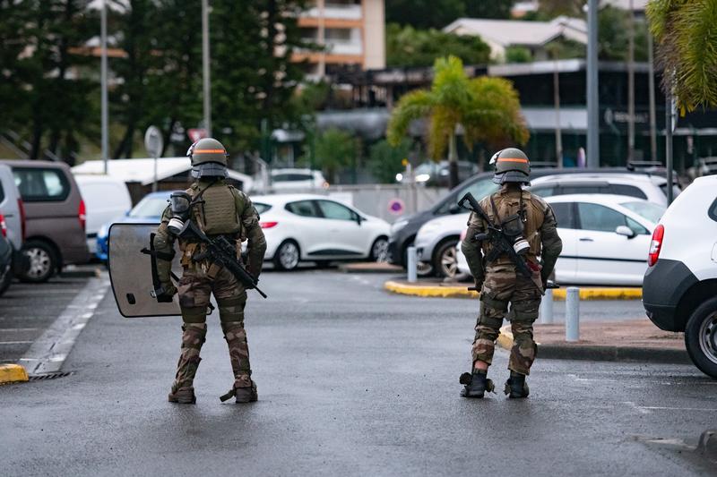 Pușcași marini din armata Franței păzesc aeroportul Magenta din Noua Caledonie