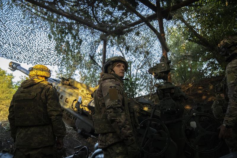 Artileriști ucraineni cu un tun M777 într-o poziție din regiunea Donețk