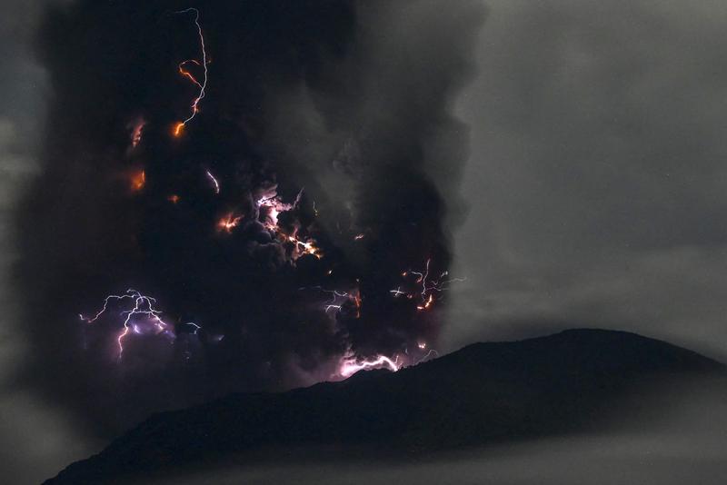Erupția vulcanului Ibu din Indonezia