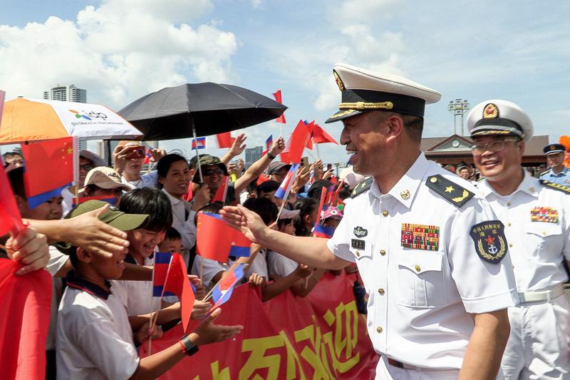 Ofițeri chinezi primiți de populația din Sihanoukville