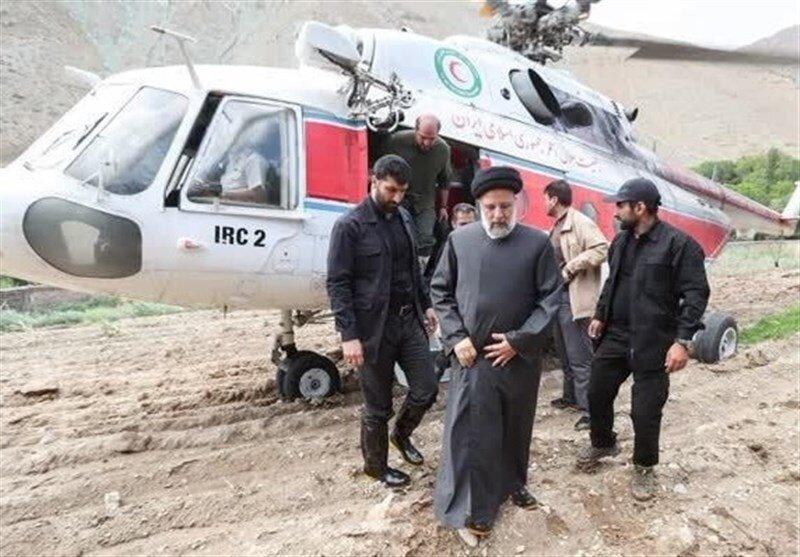 Ebrahim Raisi coborând din elicopterul prezidențial