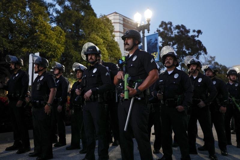 Polițiști, așteptând să intre în campusul UCLA 