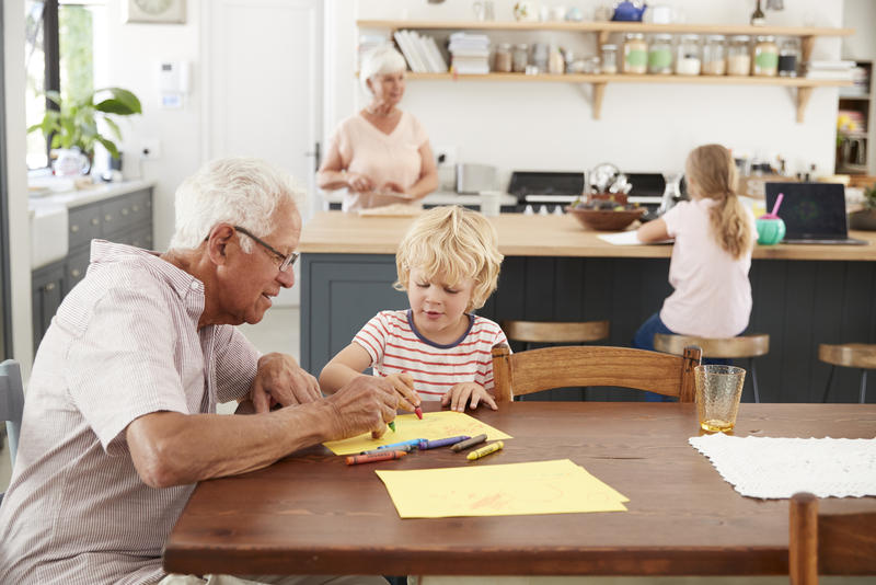 A petrece timp cu bunicii este pentru nepoți - indiferent de vârstă – un avantaj care se reflectă în dezvoltarea lor 