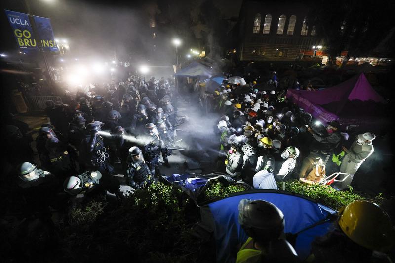 Confruntare între polițiști și protestatari la UCLA