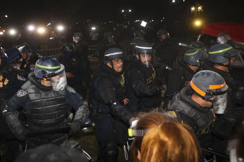 Polițiști, în timpul asaltului de la UCLA
