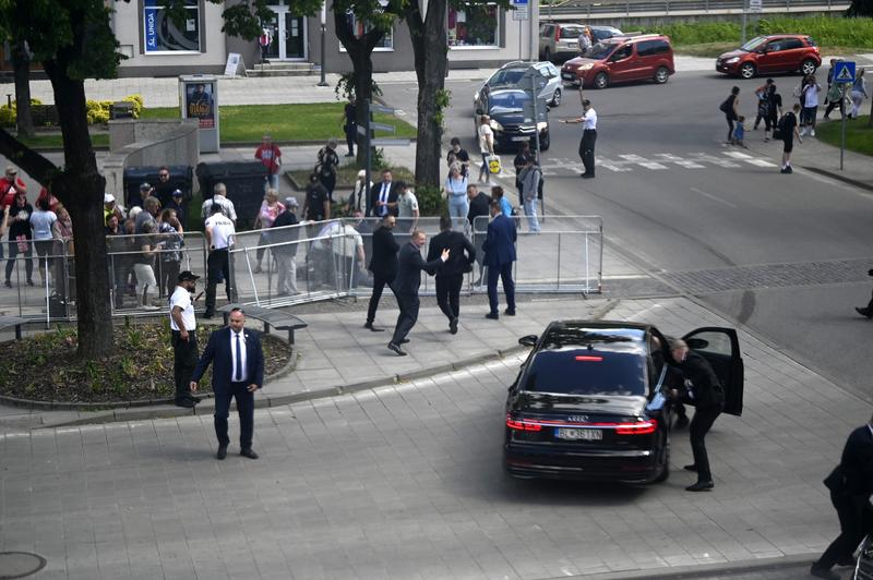 Premierul Robert Fico, transportat cu limuzina guvernamentală, după ce a fost împușcat în Handlova