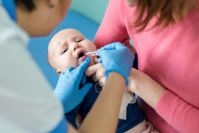 Vaccinul care protejează de rotavirus nu este introdus în România în schema obligatorie, însă el poate fi găsit în farmacii