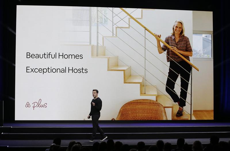 Brian Chesky, CEO-ul Airbnb, la o prezentare a companiei