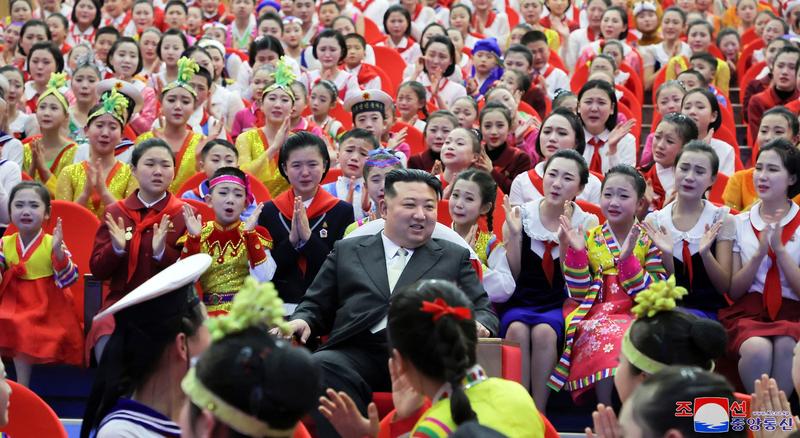 Kim Jong Un alaturi de elevi nord-coreeni