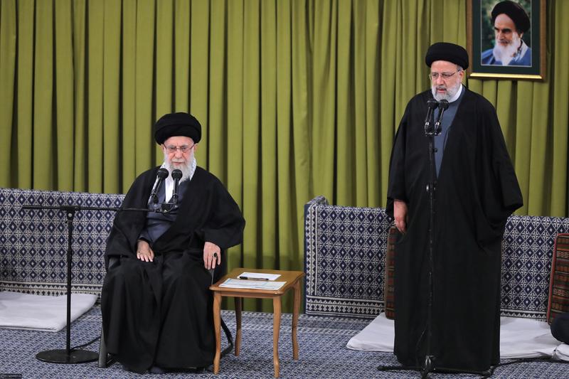 Liderul suprem iranian, ayatollahul Ali Khamenei și președintele iranian Ebrahim Raisi, la Teheran / Fotografie nedatată 