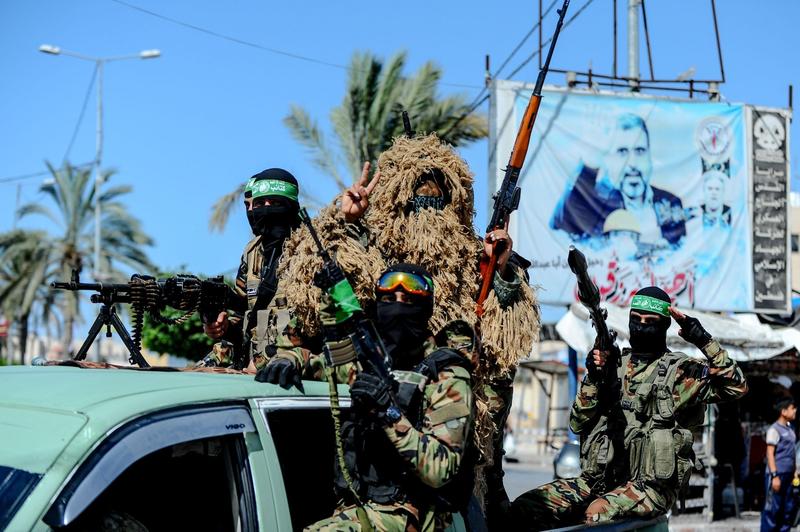 Luptători afiliați Brigăzilor Al-Qassam, pe străzile din nordul Fâșiei Gaza