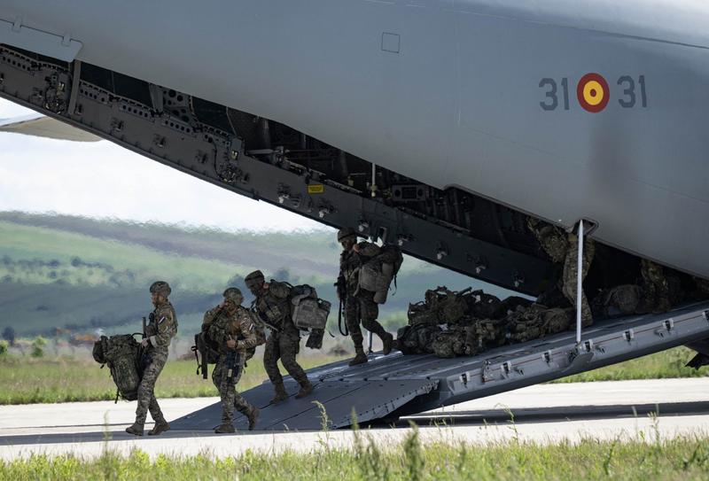 Soldați olandezi sosesc la Baza 71 Aeriană Câmpia Turzii, România, la 14 mai 2024, coborând dintr-un avion militar cargo aparținând Forțelor Aeriene spaniole, în cadrul exercițiului NATO Swift Response 24  