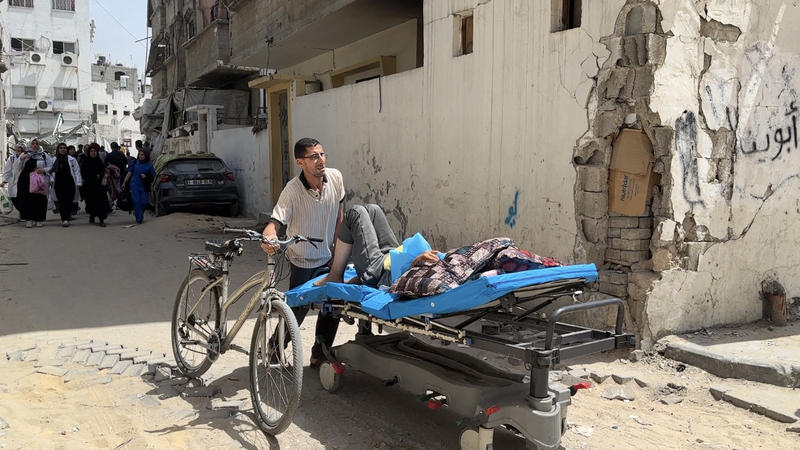 Echipa medicală a spitalului Kamal Adwan îi evacuează pe pacienții palestinieni după ce atacurile aeriene israeliene au avariat această unitate din Fâșia Gaza, pe 21 mai 2024. 