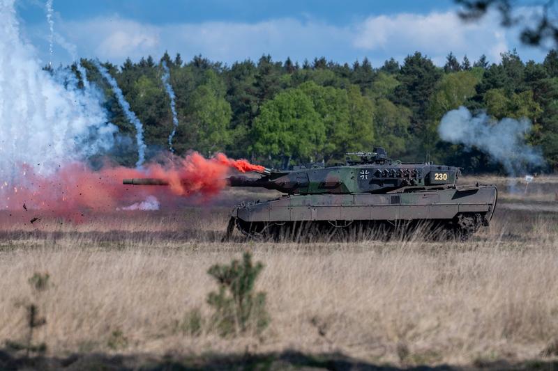 Tanc de luptă Leopard 2 A6, în zona de antrenament din Munster, Germania, 18 aprilie 2024.