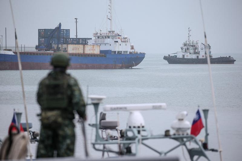 Un soldat al armatei taiwaneze participă la exerciții de rutină în portul Liaoluo din Kinmen, la 24 mai 2024. China a înconjurat Taiwanul cu nave și avioane militare pentru a doua zi