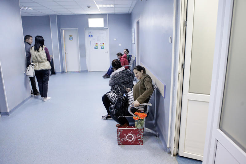Pacienți așteptând pe holul spitalului