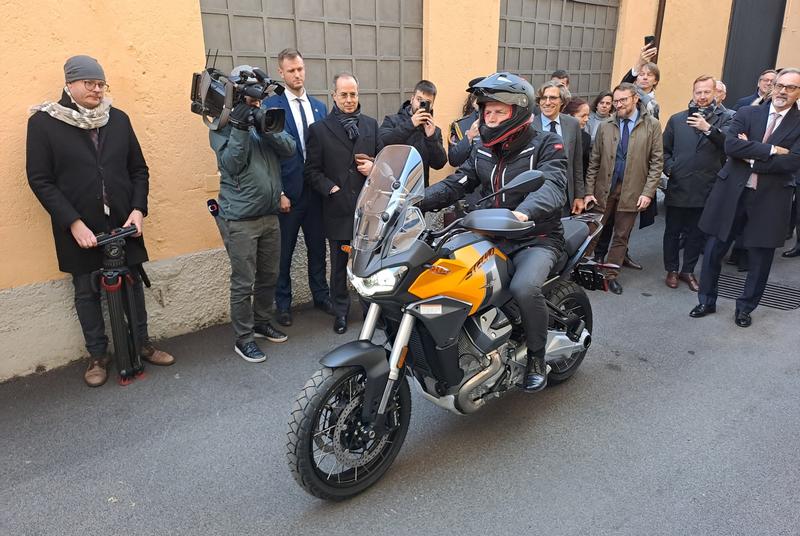 Președintele ceh Petr Pavel conduce o motocicletă în timpul unei vizite la fabrica și muzeul Moto Guzzi din Lombardia, Italia, 29 noiembrie 2023.