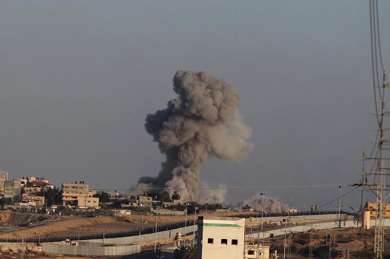 Nori de fum se ridică în urma unor bombardamente israeliene, în orașul Rafah din sudul Fâșiei Gaza, pe 14 mai 2024.