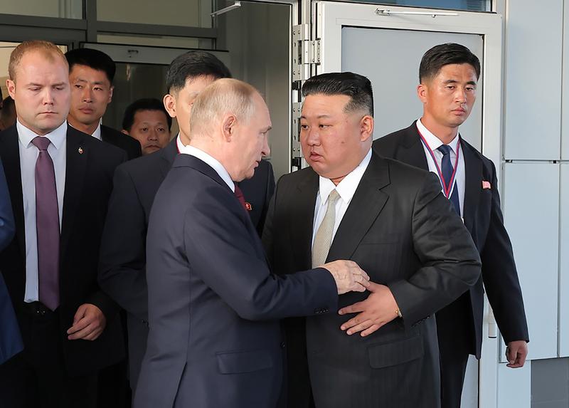 Liderul nord-coreean Kim Jong Un își ia rămas bun de la președintele rus Vladimir Putin, în timp ce pleacă de pe cosmodromul Vostochny din regiunea Amur, Rusia, pe 13 septembrie 2023. 
