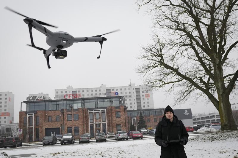 Un angajat al producătorului de drone Atlas Aerospace, Dmitry Belus, testează o dronă la Riga, în Letonia, 1 februarie 2023.