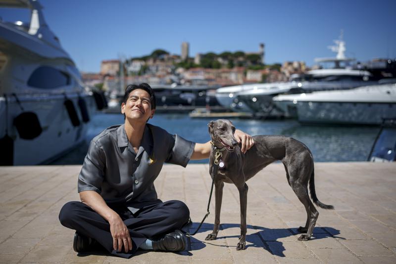 Actorul Eddie Peng si cainele Xin, protagonistii filmului Black Dog, care a castigat Un Certain Regard la Cannes 2024