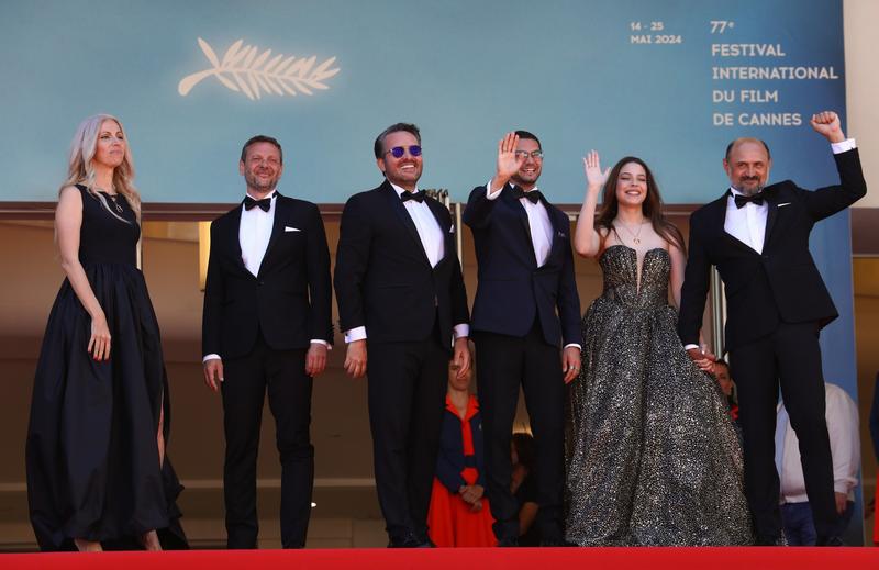 Regizorul Emanuel Parvu alaturi de actorii din filmul „Trei kilometri pana la capatul lumii” la premiera de la Cannes