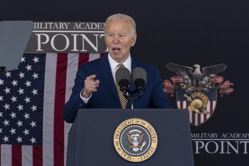 Președintele Joe Buden ține un discurs în timpul ceremoniei de absolvire a promoției 2024 a Academiei Militare a SUA, la West Point, New York, 25 mai 2024.