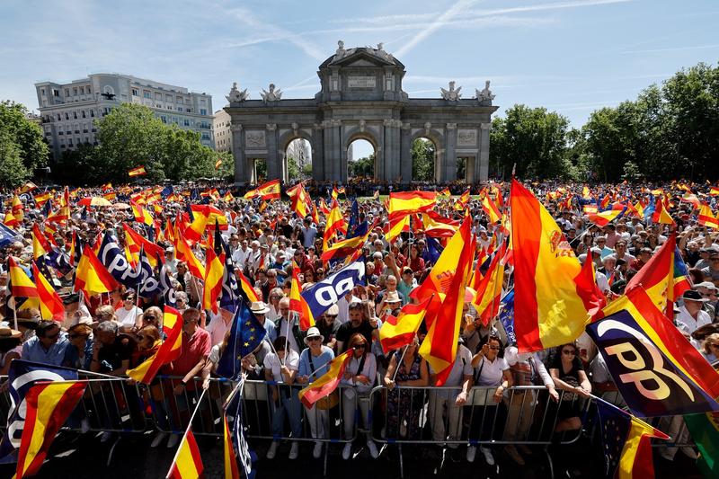 Demonstrație antiguvernamentală convocată de opoziția de dreapta, la Madrid, pe 26 mai 2024.