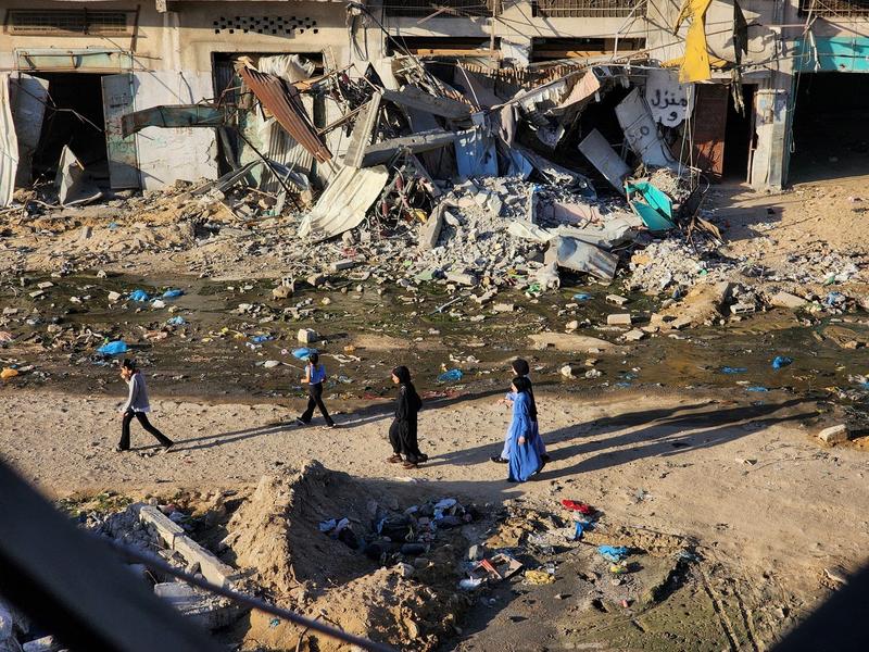 Palestinieni refugiați în Khan Yunis, Fâșia Gaza, după ce au fugit din Rafah din cauza atacurilor israeliene, 25 mai 2024.