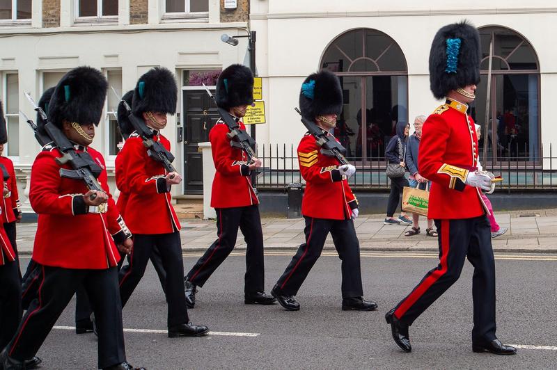 Soldații britanici se deplasează de la Victoria Barracks până la Castelul Windsor pentru schimbarea Gărzii. Windsor, Berkshire, Marea Britanie, 16 mai 2024