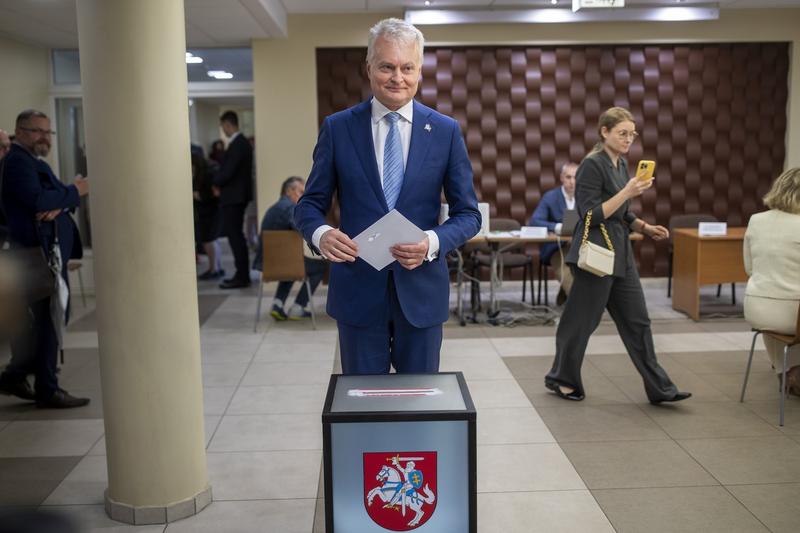 Gitanas Nauseda, candidat la președinția Lituaniei, votează la alegerile prezidențiale anticipate, în orășelul Svencionys, situat la aproximativ 85 km nord de capitala Vilnius, Lituania, joi, 23 mai 2024. 