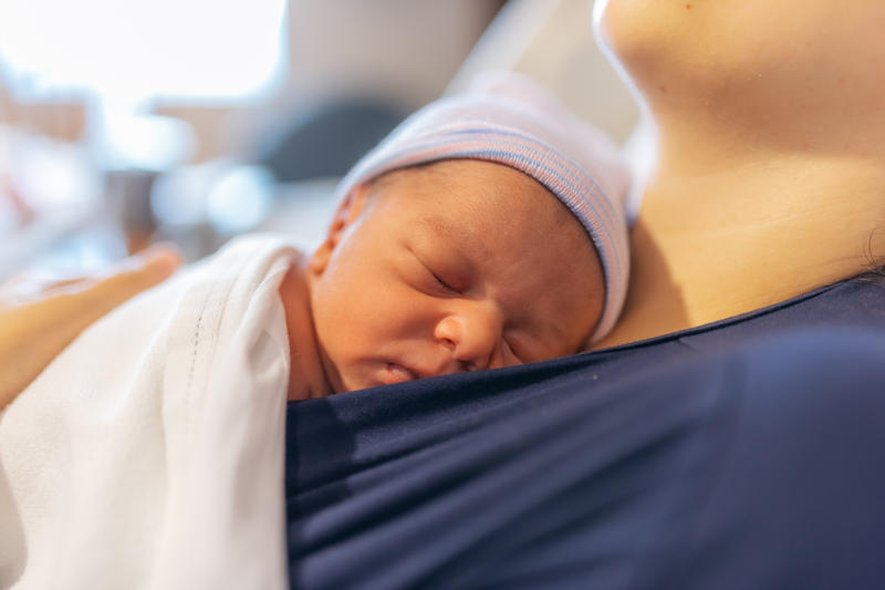 Primele ore după naștere sunt esențiale pentru conectarea mamă-copil