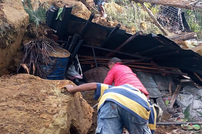 Tragedie în Papua Noua Guinee - 2.000 de oameni au fost îngropați de vii de o alunecare de teren