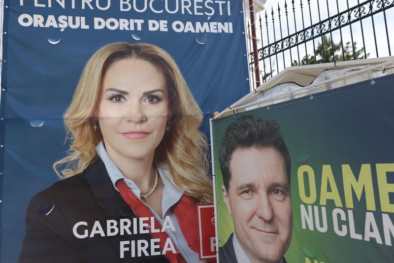 Panouri electorale cu Gabriela Firea și Nicușor Dan