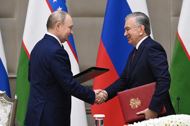 Vladimir Putin alaturi de presedintele uzbek Savkat Mirziyoyev