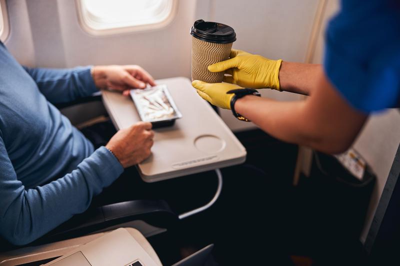 Cafea servită unui pasager în avion