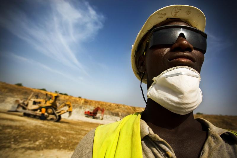 Muncitor la mina Youga din Burkina Faso