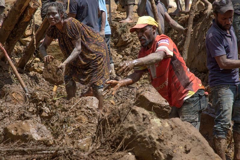 Alunecare de teren in Papua Noua Guinee: Localnicii au incercat sa scoata cu mainile goale supravietuitorii de sub pamant