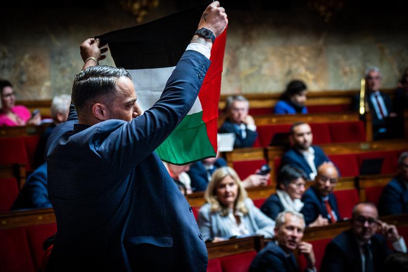 Sebastien Delogu agitând steagul palestinian