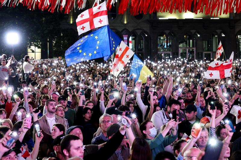 Georgienii, în stradă după ce parlamentul a adoptat definitiv legea controversată privind influența străină