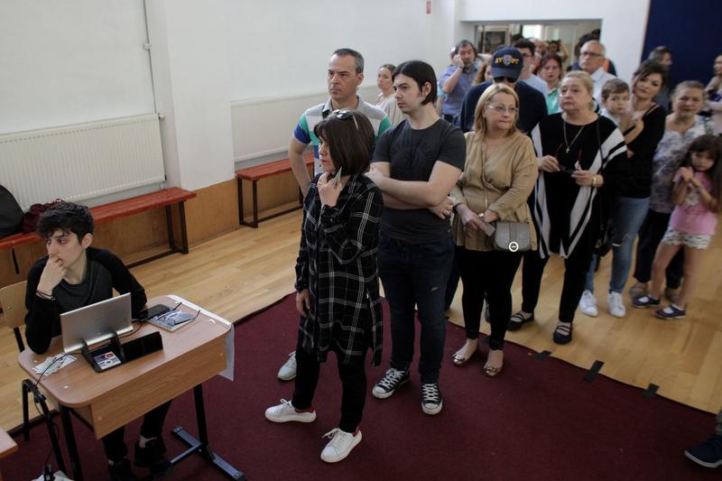 Oameni așteptând să voteze la alegerile din 2019