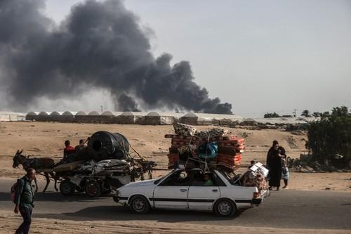 Palestinieni care părăsesc Rafah din cauza atacurilor israeliene