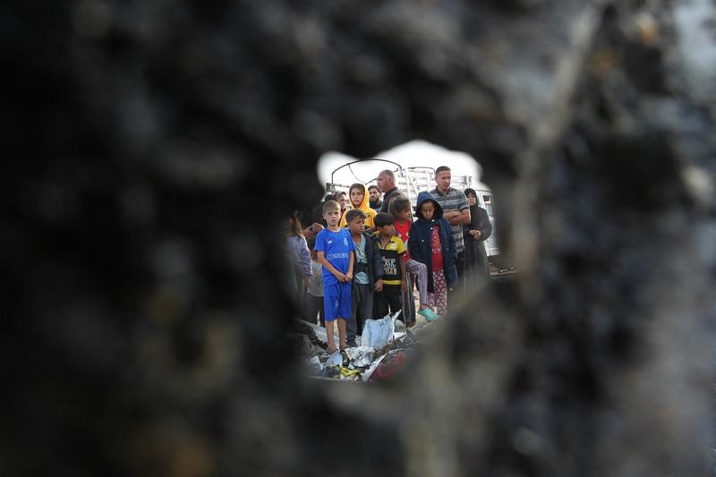 Palestinieni la locul unui bombardament israelian asupra unei tabere de refugiați, în Rafah, în sudul Fâșiei Gaza, pe 27 mai 2024. 