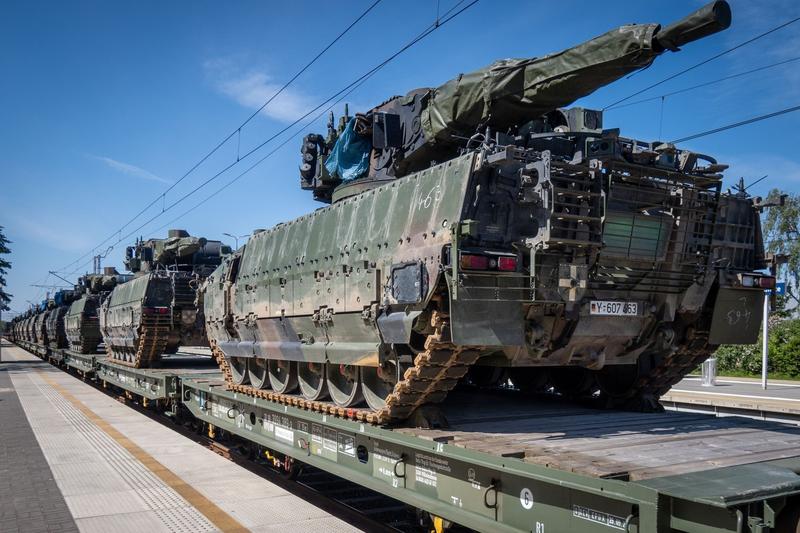 Tancuri și alte vehicule militare din Germania sunt încărcate într-un tren care se îndreaptă spre est, trecând pe lângă gara Pabianice din centrul Poloniei, în timp ce războiul din Ucraina continuă.